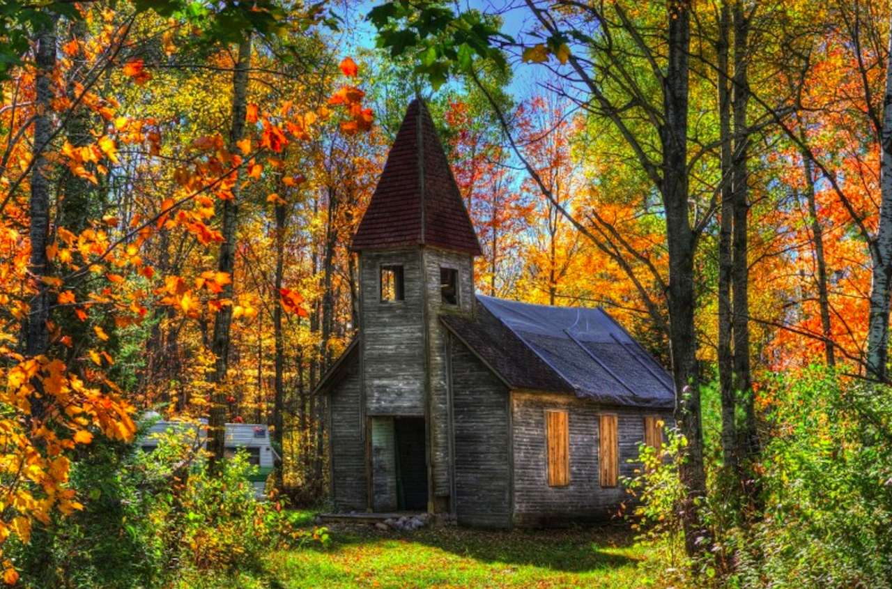 Bardzo stary kościółek w leśne głuszy puzzle online