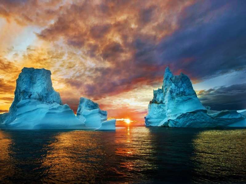 Góry lodowe Grenlandii i zachód słońca puzzle online