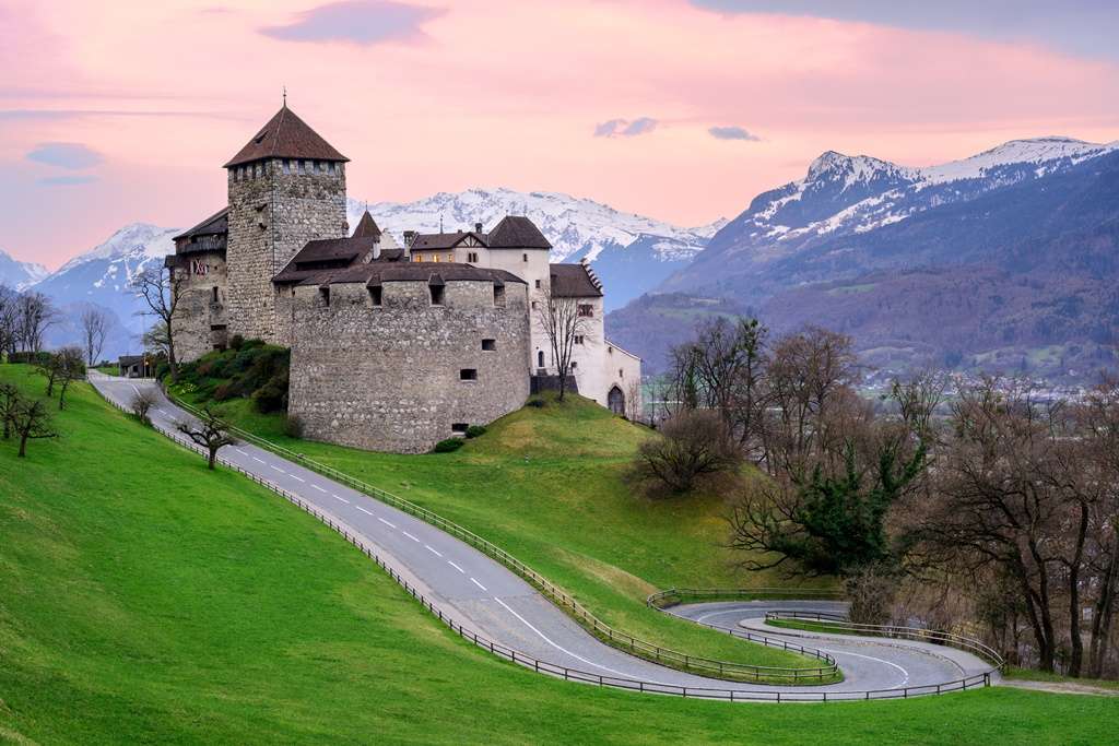 Zamek Vaduz na wzgórzu w Księstwie Liechtensteinu puzzle online