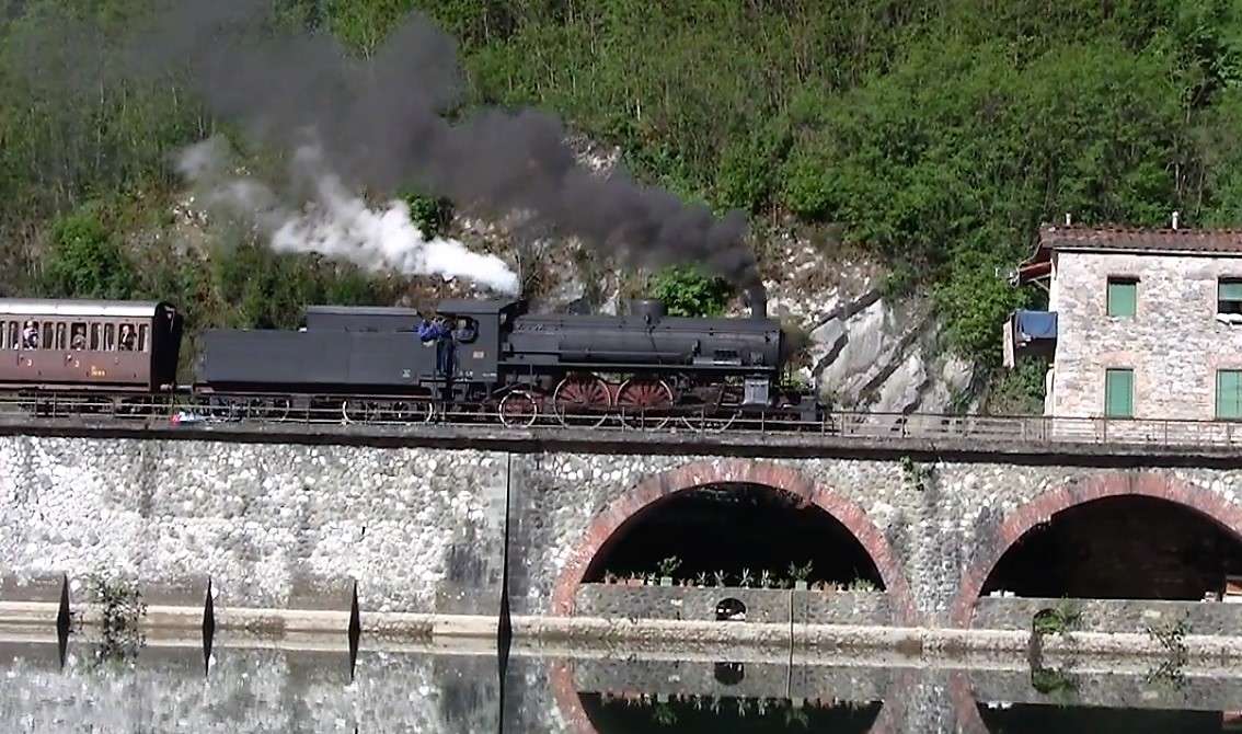 Treno a vapore we Włoszech puzzle online
