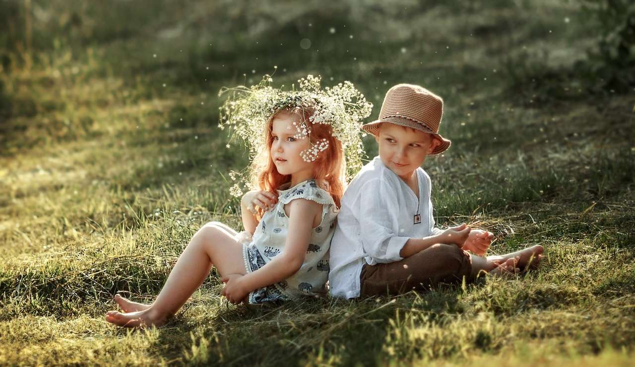 Dziewczynka w wianku i chłopczyk w kapeluszu puzzle online