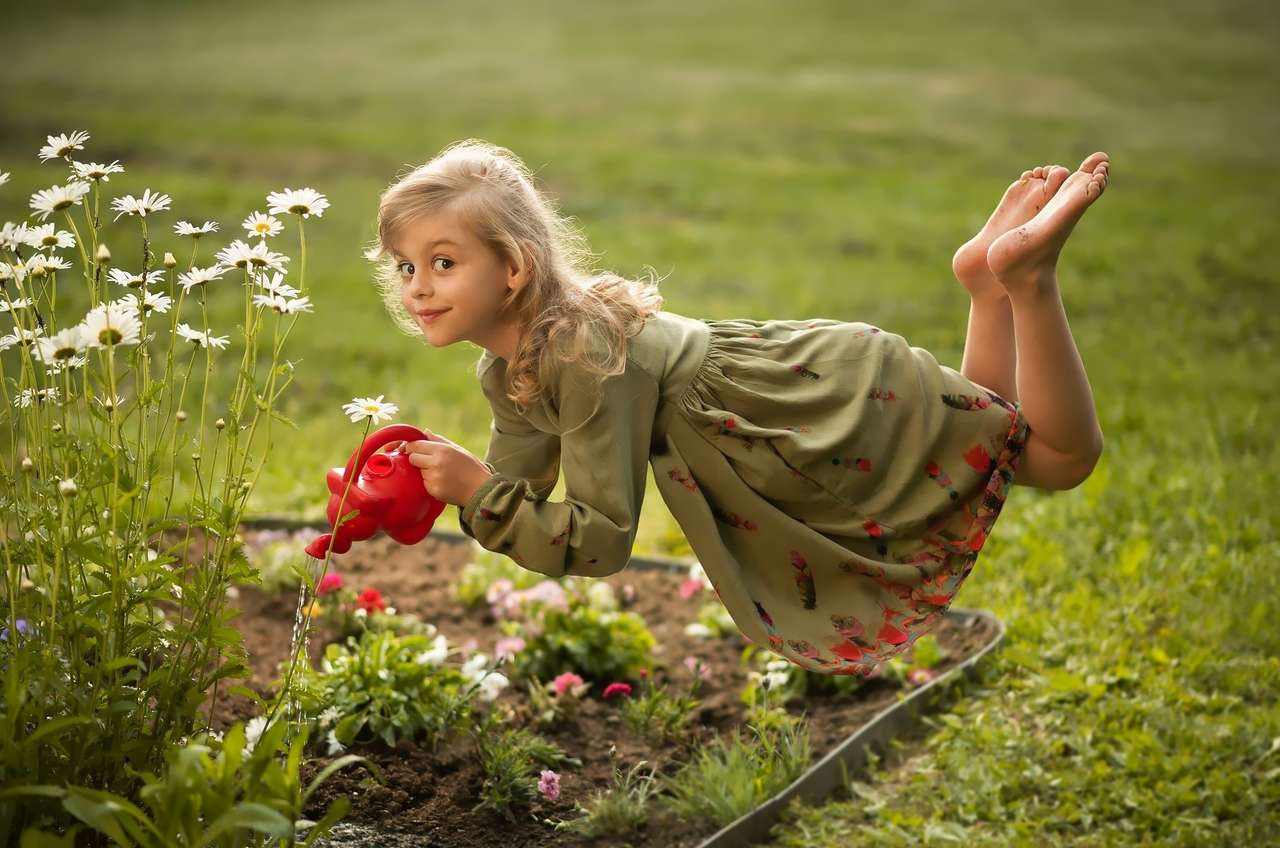 Dziewczynka podlewająca kwiatki puzzle online
