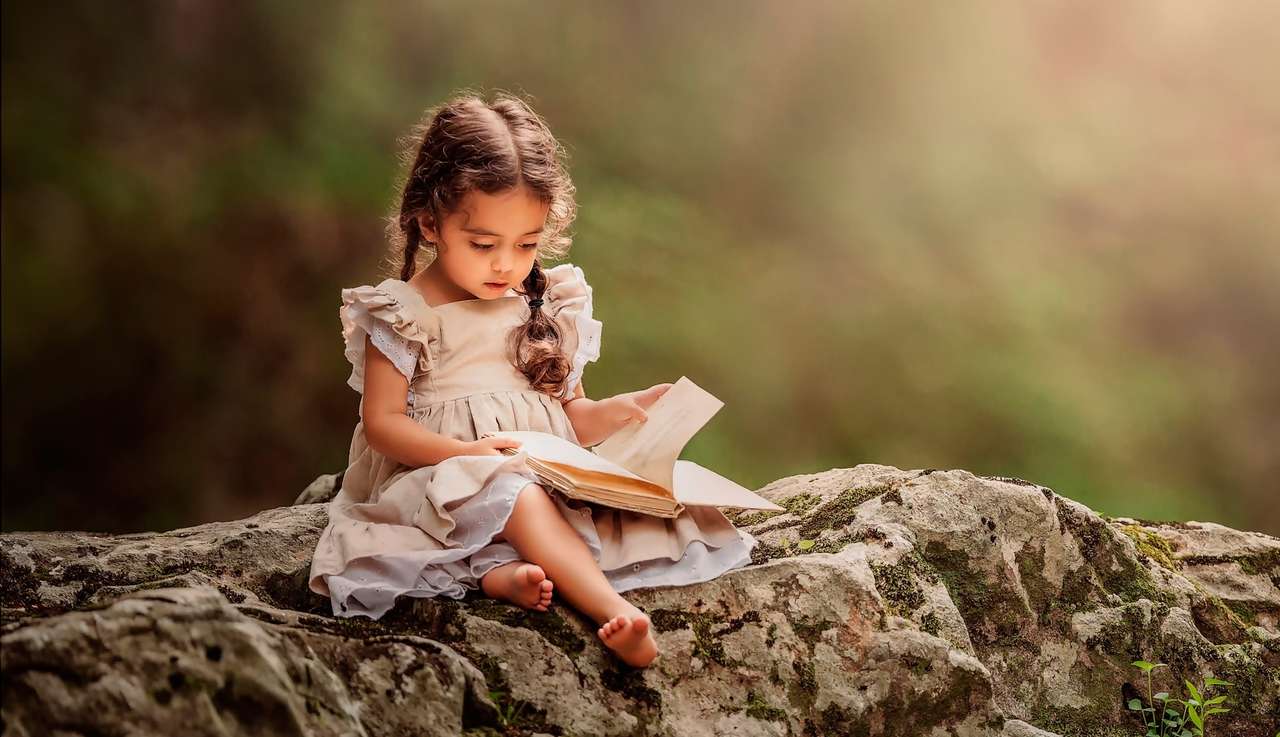 dziewczynka z warkoczami przegląda książkę puzzle online