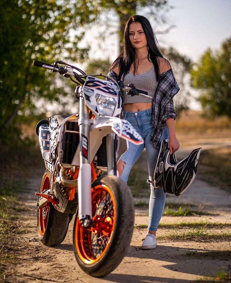 Motocykl i dziewczyna z długimi włosami puzzle online