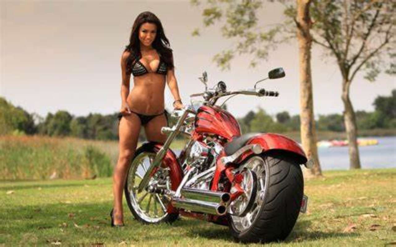 Dziewczyna z czerwonym motocyklem puzzle online