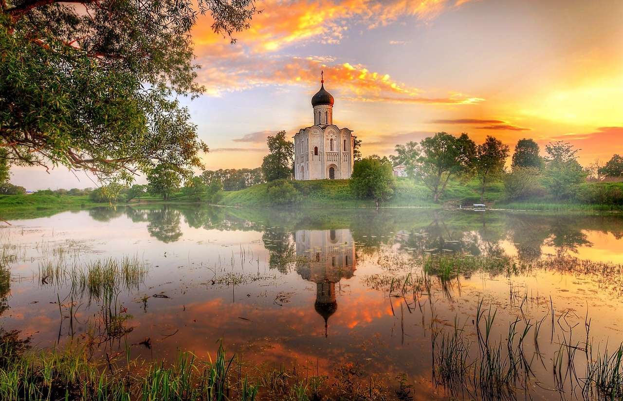 Mała cerkiew otoczona piękną przyrodą puzzle online