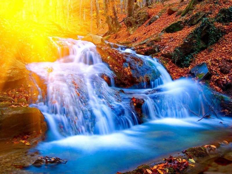 A beautiful waterfall-Piękny wodospad w słońcu puzzle online