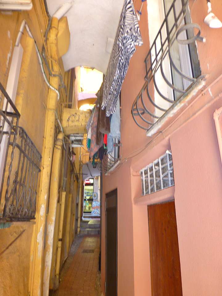 Wąska uliczka w San Remo puzzle online