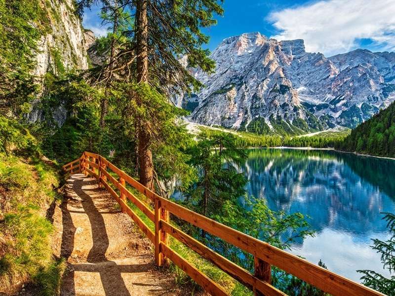 Promenada przy górskim jeziorze-Mountain lake puzzle online