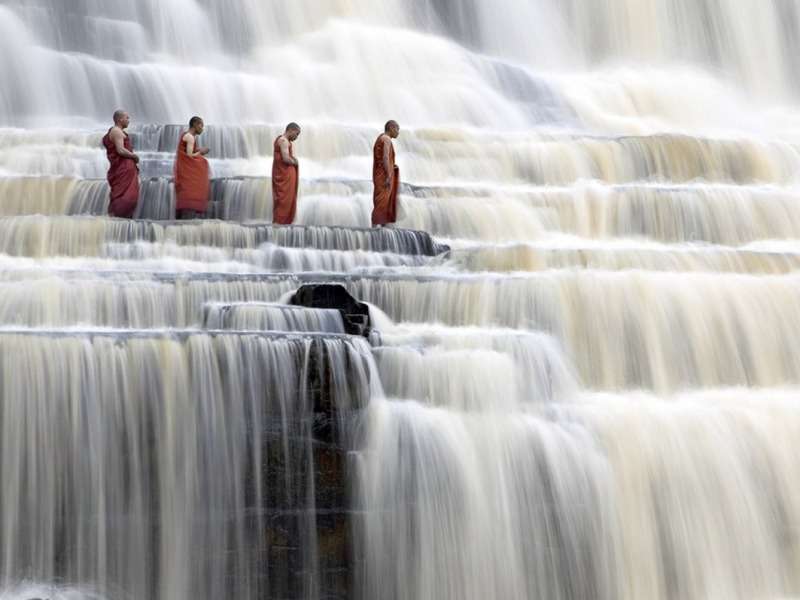 Wietnam- Wodospad Pongua Falls i mnisi z modłami puzzle online