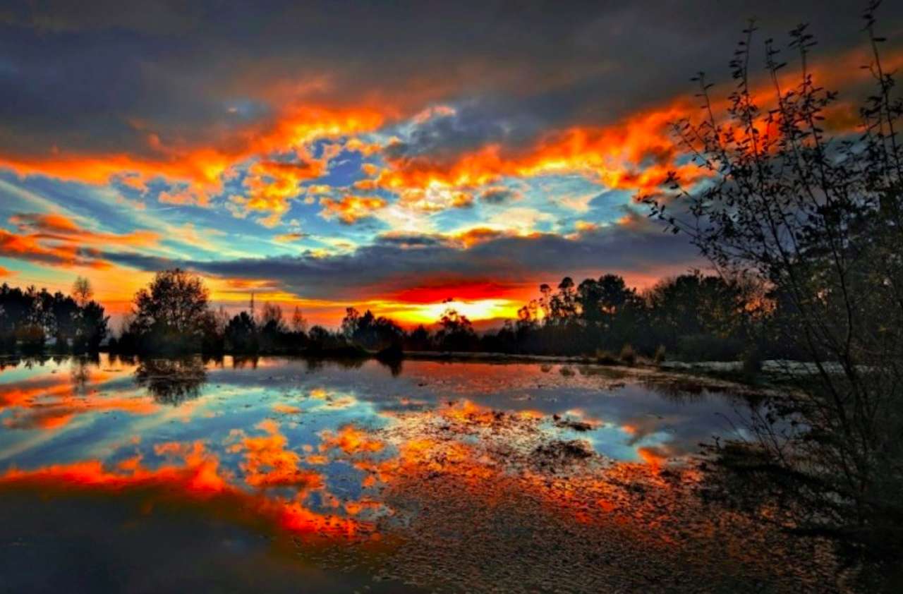 Letni burzowy zachód słońca nad jeziorem puzzle online