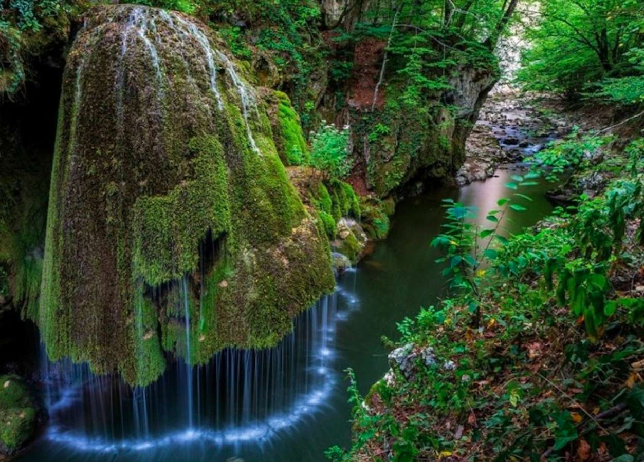 Rumunia-Uroczy Wodospad Bigăr-Magic Falls puzzle online