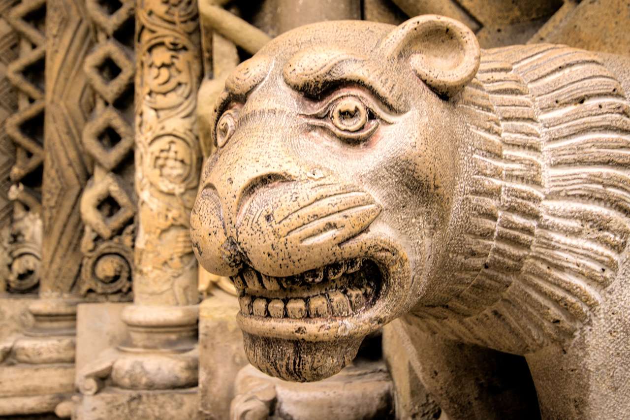 Neoromańska dekoracja bramy lwa puzzle online