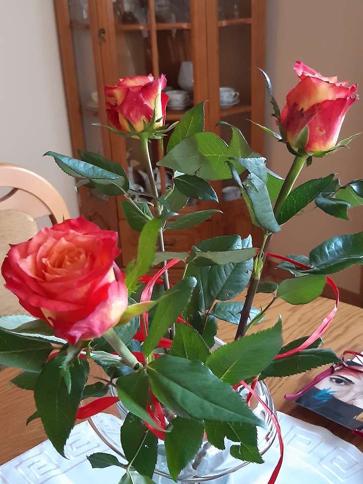 czerwone róże w wazonie puzzle online