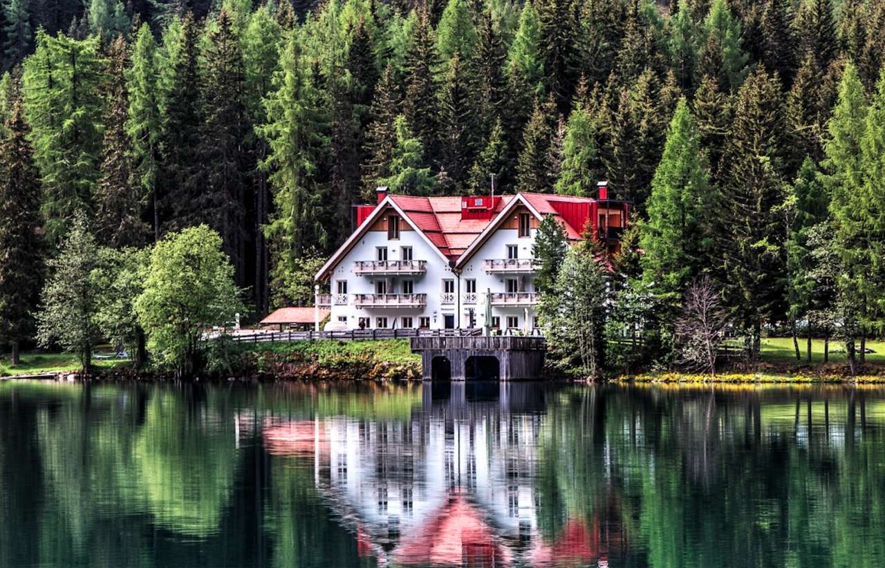 Piękny dom w pięknym lesie nad pięknym jeziorem puzzle online