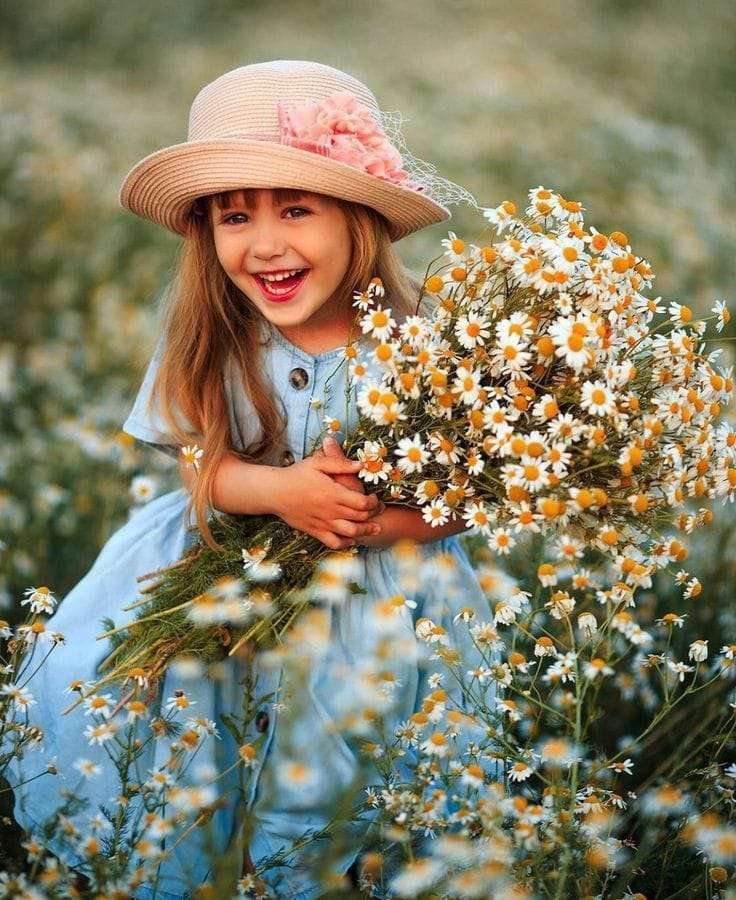 Szczęśliwa dziewczynka z kwiatami puzzle online