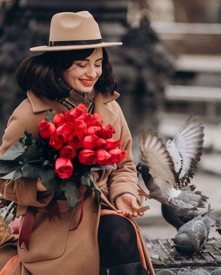 Szczęśliwa kobieta z kwiatami puzzle online