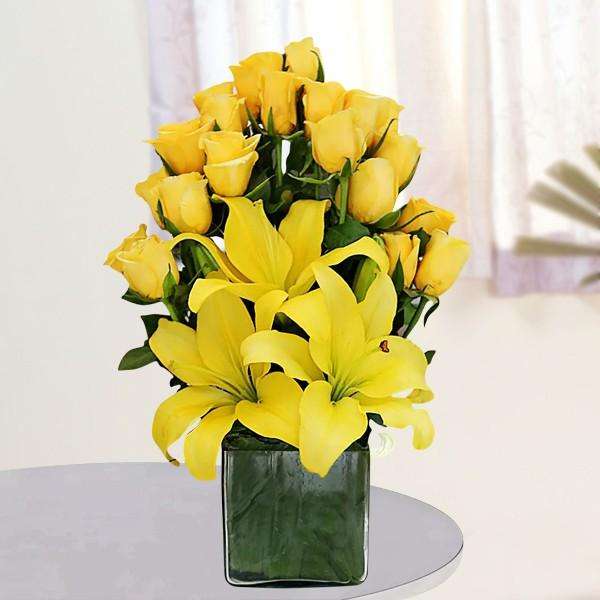 Żółte kwiaty w wazonie puzzle online