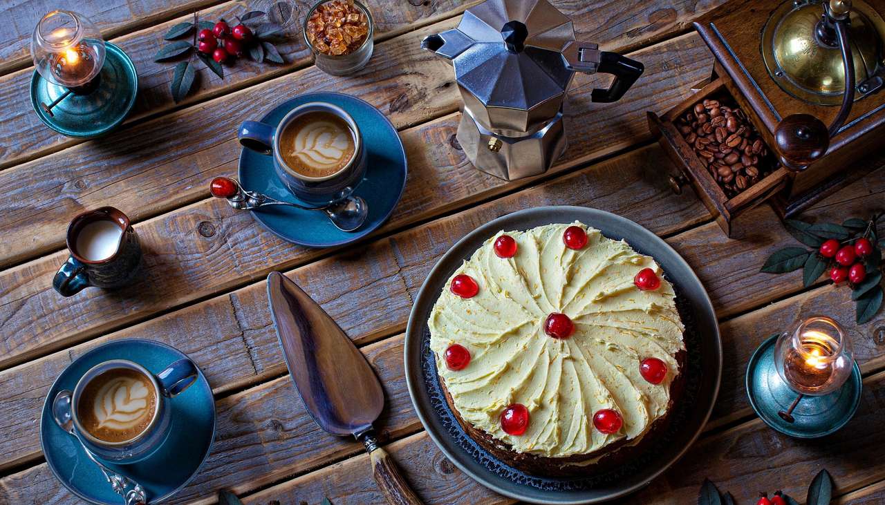 Tort i kawa w filiżankach na deskach puzzle online
