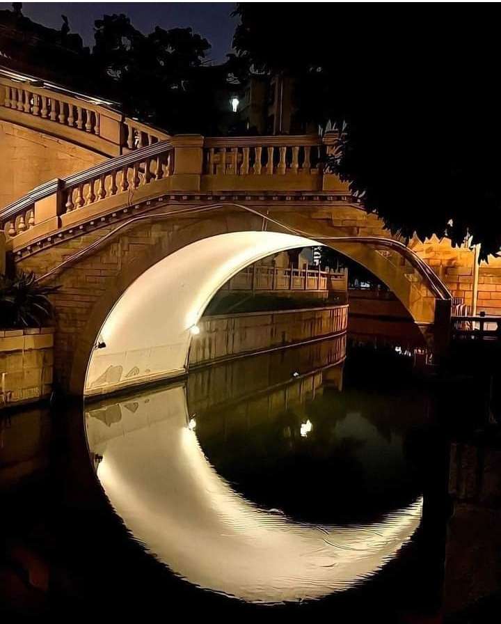 Most oświetlony nocą puzzle online