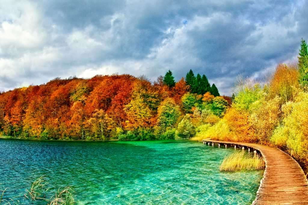 Jezioro z pomostem jesienią puzzle online