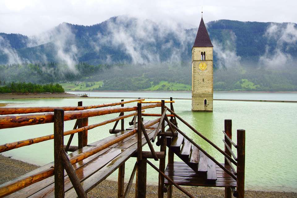 Zatopiona dzwonnica na jeziorze we Włoszech puzzle online