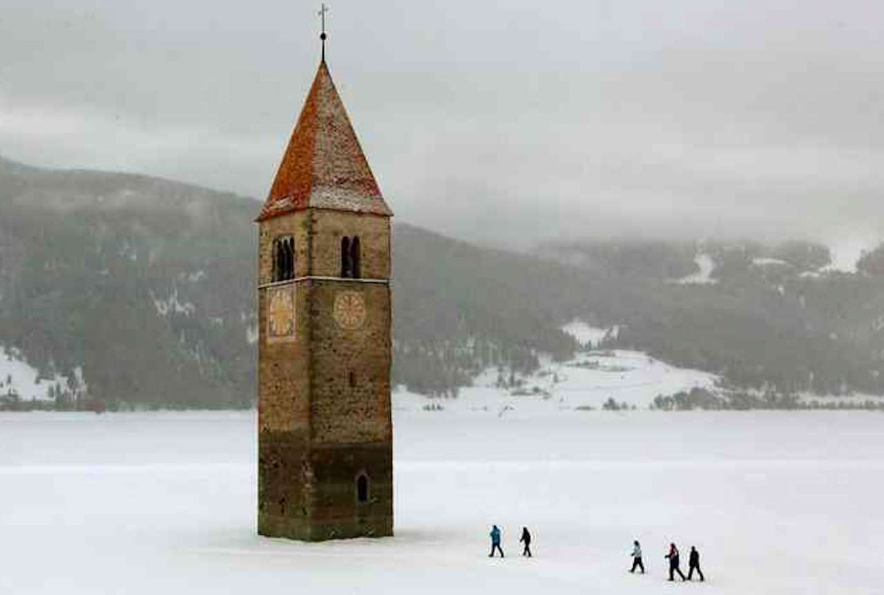 Włochy-Czubek kościoła na zamarzniętym jeziorze puzzle online