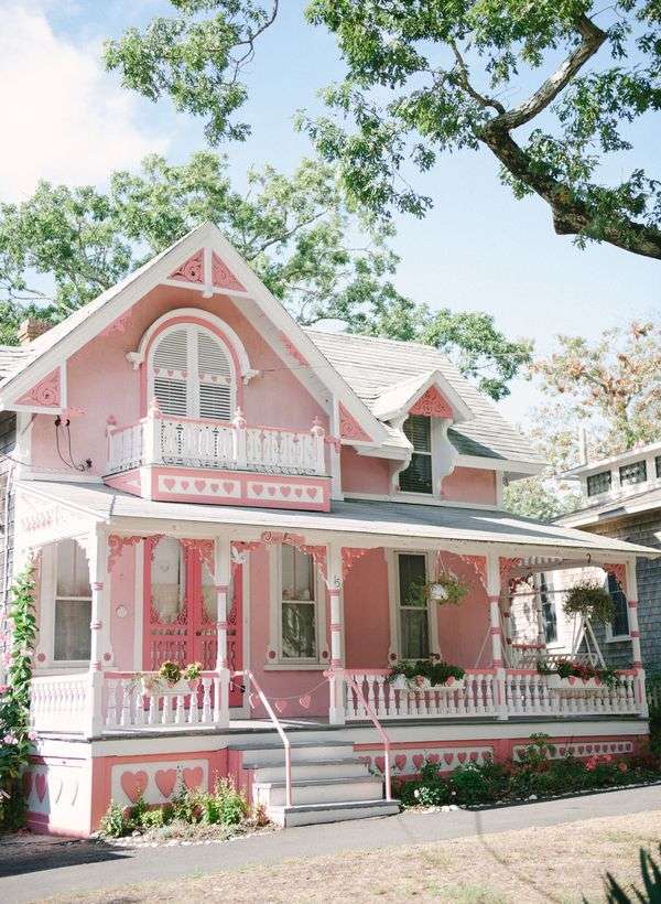 Dom w kolorze różowym puzzle online