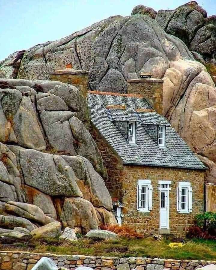 Dom między skałami puzzle online