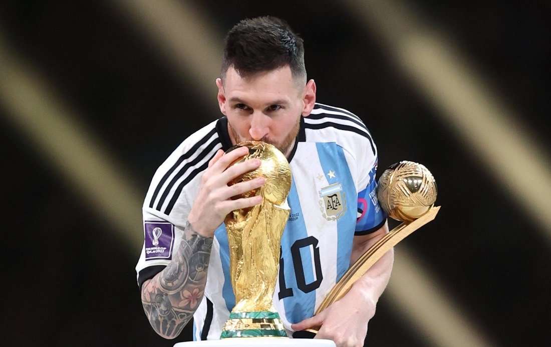 Lionel Messi całuje Puchar Świata puzzle online