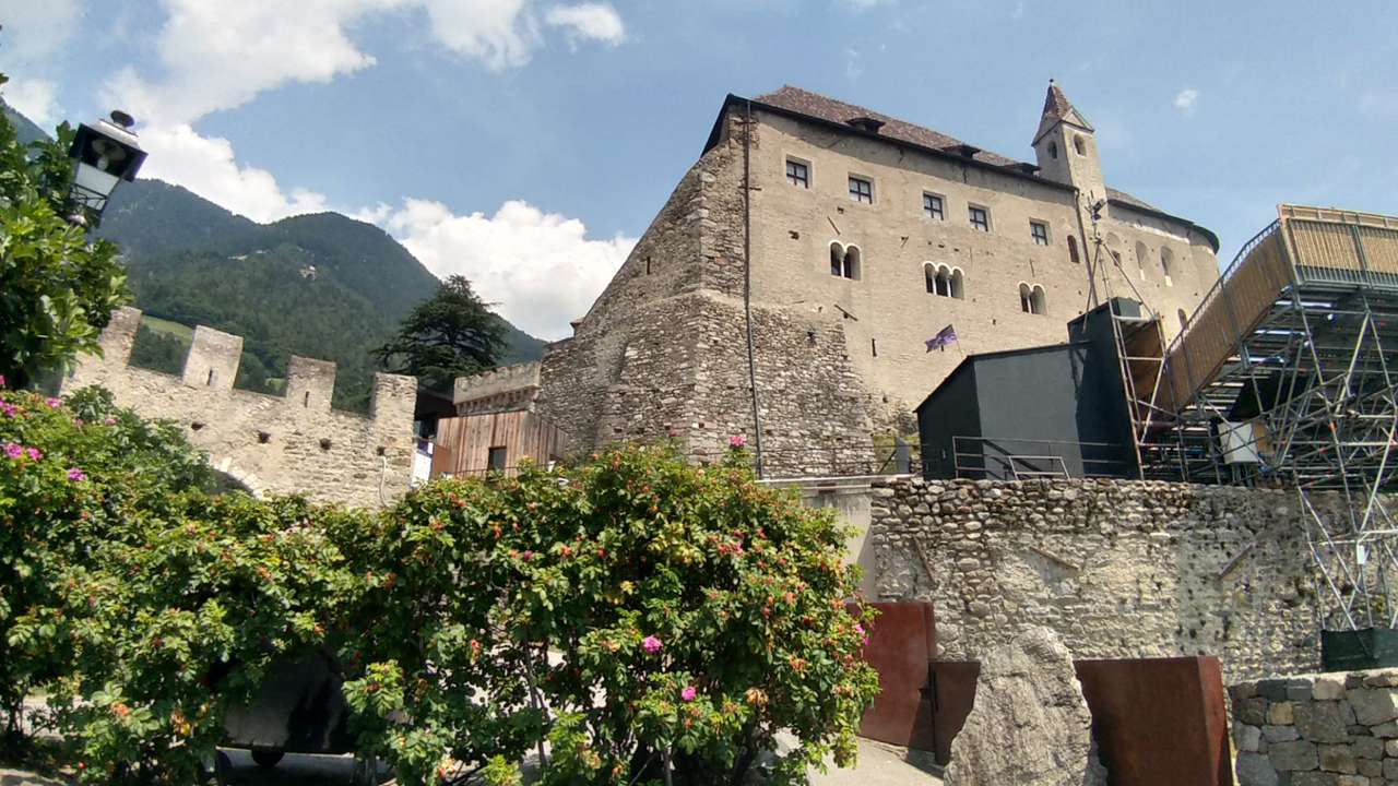 Zamek w Tyrolu puzzle online