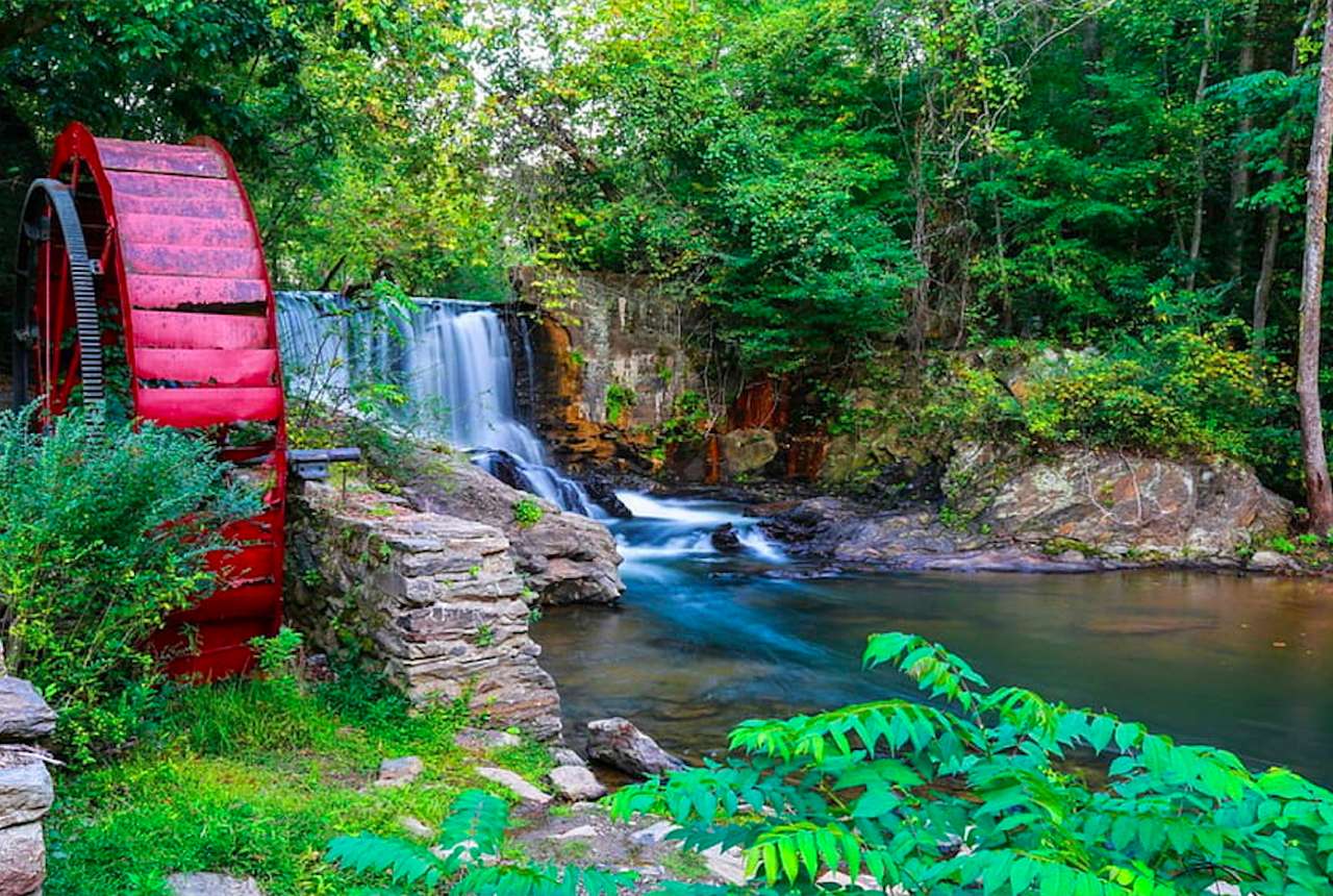 Wodospad i młyn w dzikim lesie puzzle online