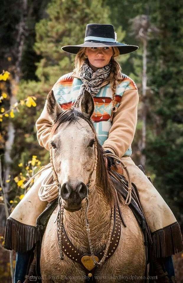 kowbojka na koniu w lesie puzzle online