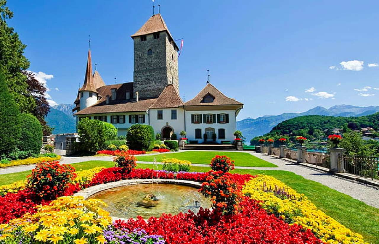 Szwajcaria-Zamek Spiez z pięknym ogrodem puzzle online
