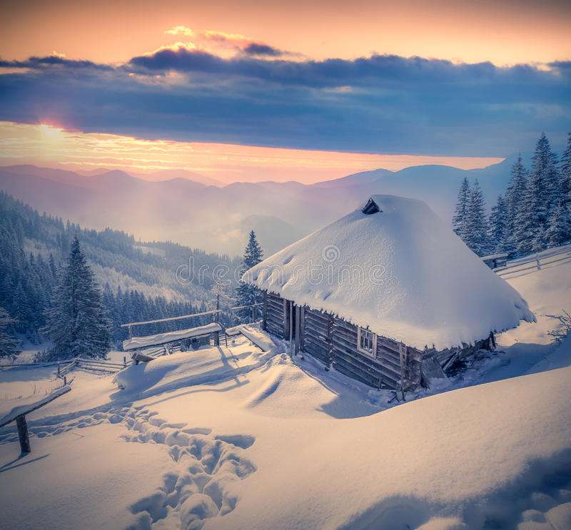 Śnieżna zima w górach puzzle online