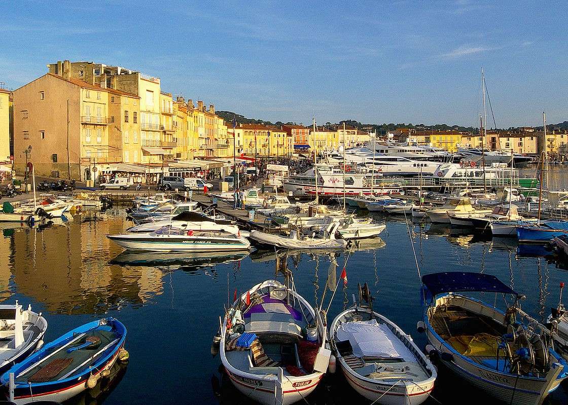 Saint Tropez i wybrzeże z łodziami puzzle online