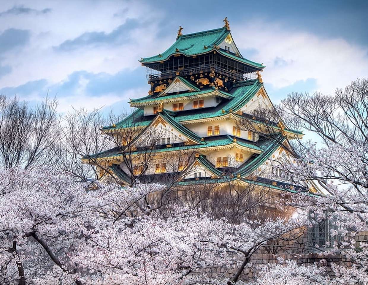 Japonia-Zamek Ōsaka wśród wiśni, nazywany złotym puzzle online