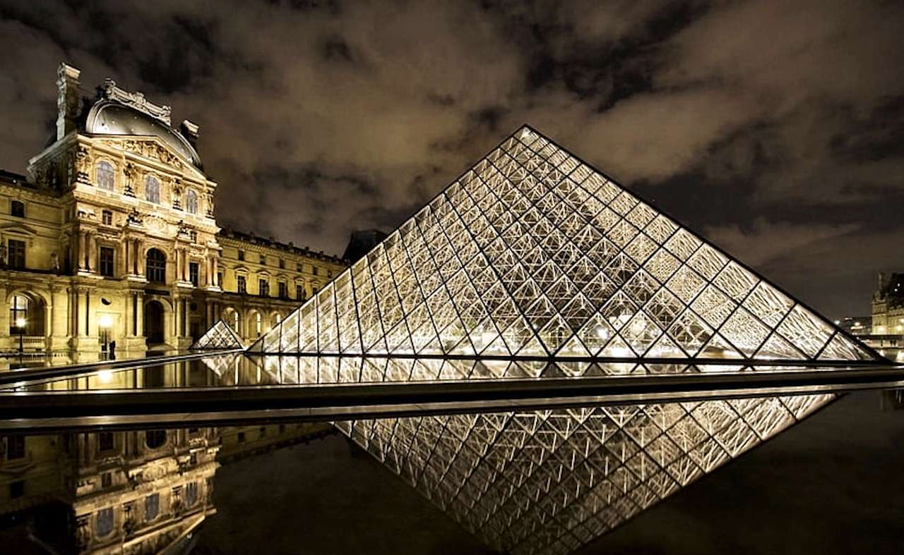 Francja-Luwr pięknie podświetlony nocą, cudo puzzle online