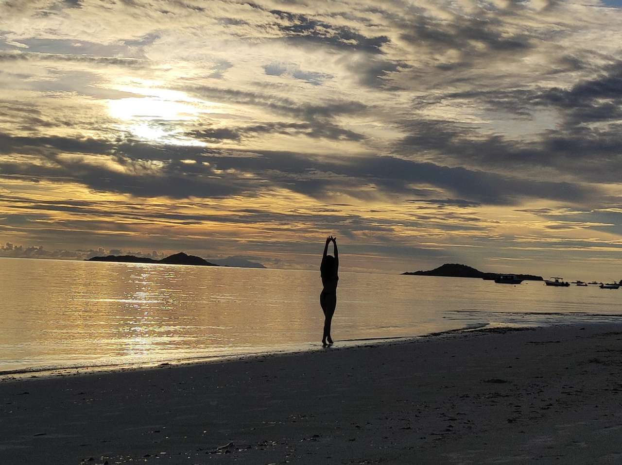 Joga na plaży puzzle online