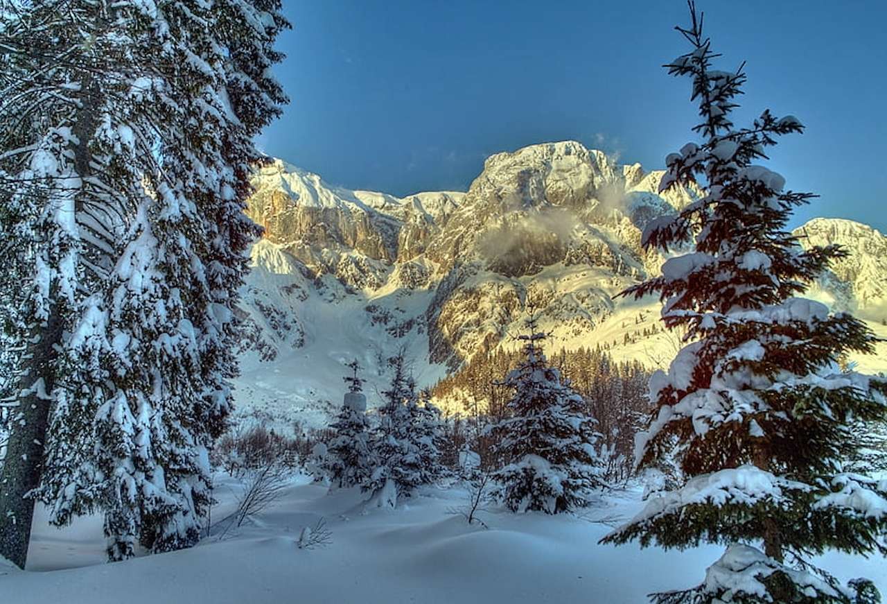 Piękno zimy w górach oświetlone słońcem, cudo puzzle online