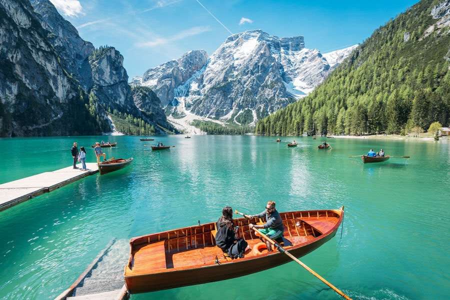 Båt på sjön Braies i Italien pussel