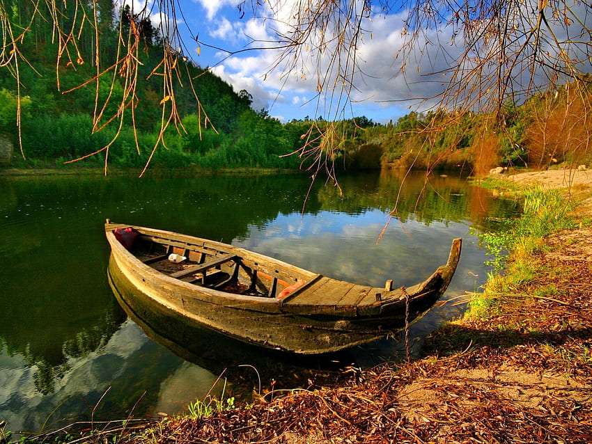 Samotna łódź na górskiej rzece, widok zachwyca puzzle online