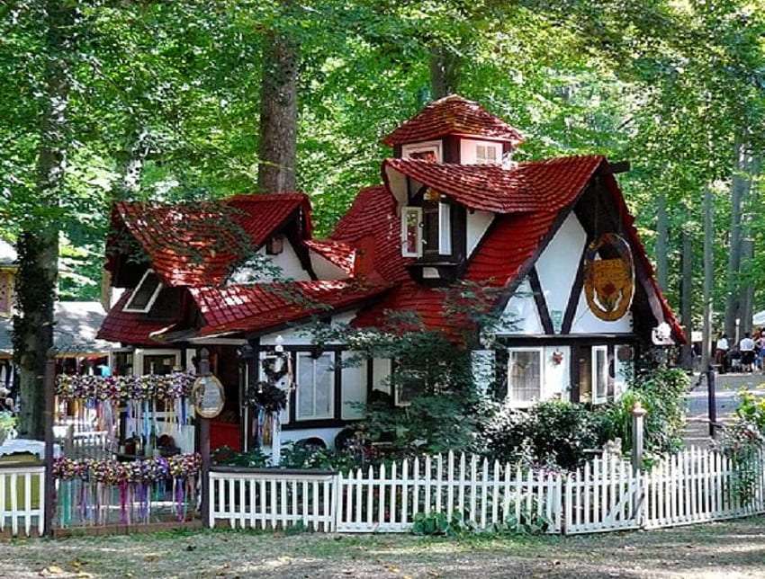 Uroczy domek z dachem o dziwnym kształcie. uroczy puzzle online