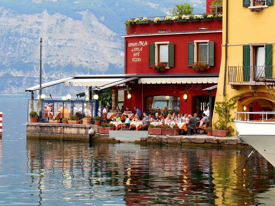 Jezioro Garda, restauracja z widokiem puzzle online