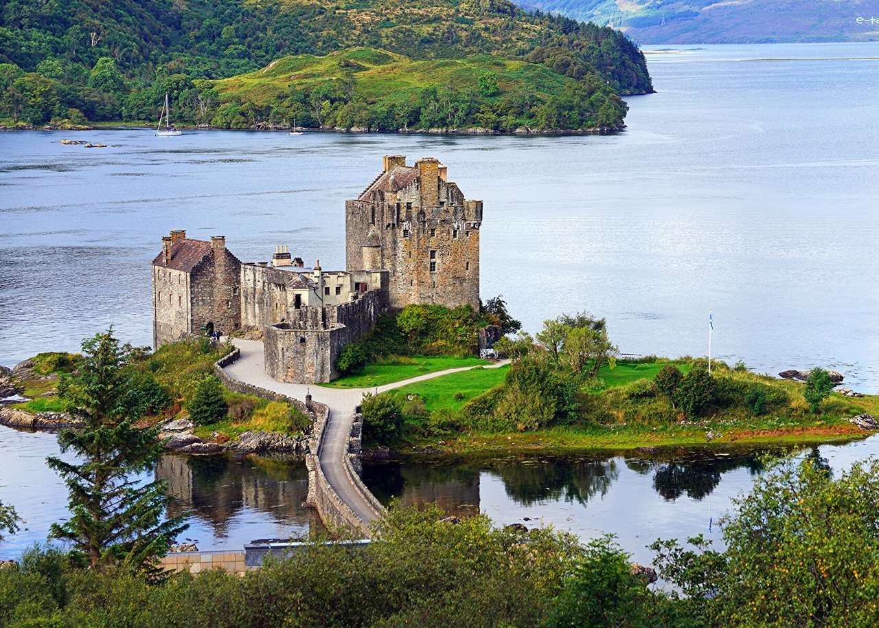 Ruiny zamku na jeziorze w Szkocji puzzle online