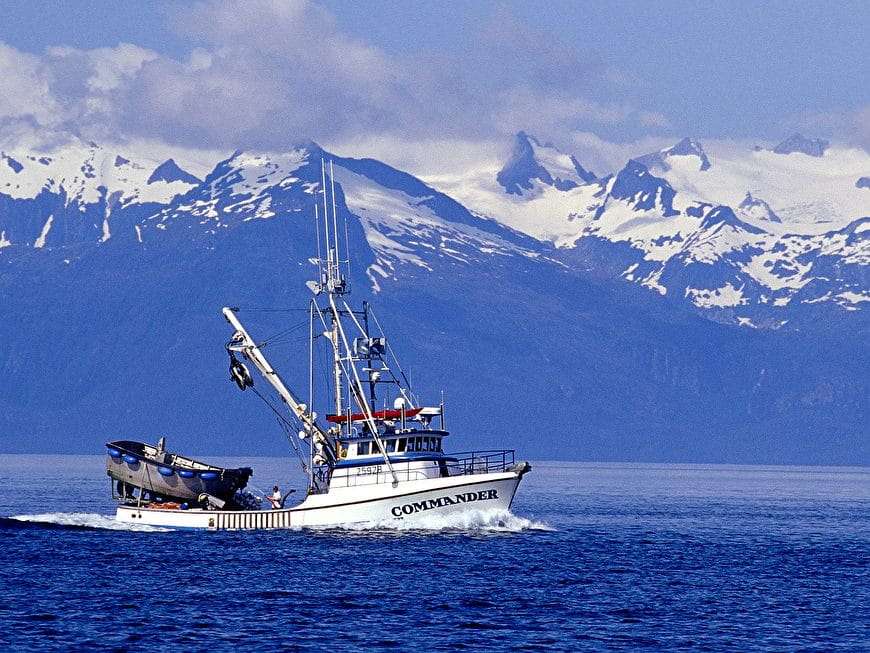 Alaska. Morze ze statkiem w górach puzzle online
