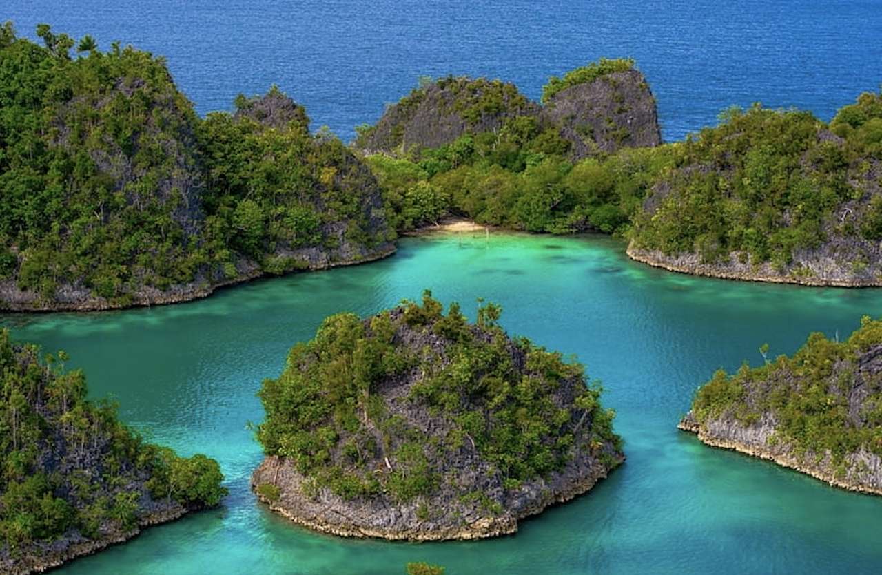 Indonezja-Wyspy z ukrytą malutką plażą puzzle online
