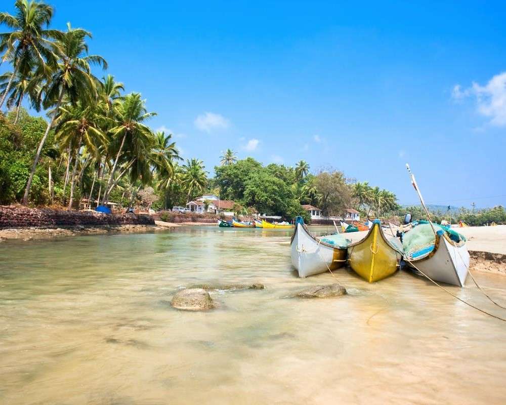 Plaża z łódkami w Indiach puzzle online