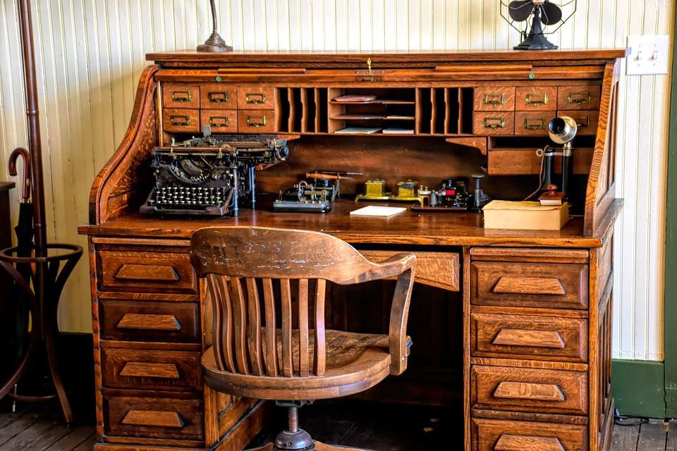 Staroświeckie biurko z wyposażeniem puzzle online