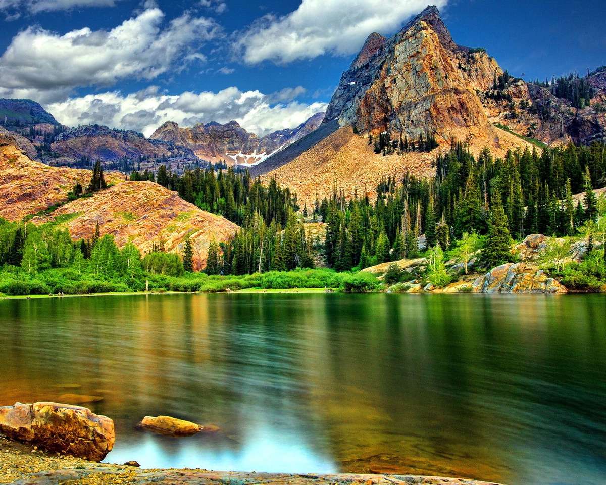 Natura w górach z jeziorem puzzle online
